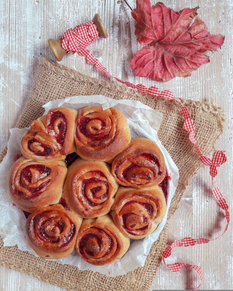 Torta di girelle di panbrioche alla marmellata