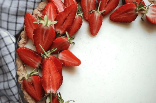 Crostata con crema al latte e fragole