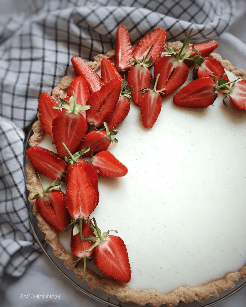 Crostata con crema al latte e fragole