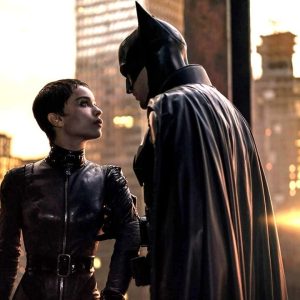 Batman e Catwoman in un film del 2022, scena iconica con skyline urbano sullo sfondo.