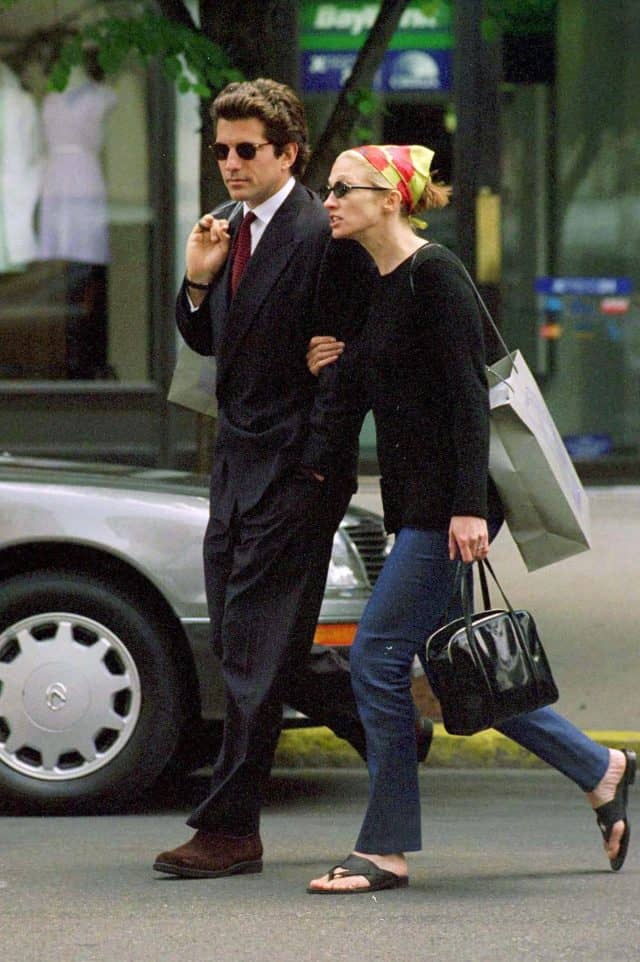 Carolyn Bessette Kennedy stile minimalista anni 90 street style New York