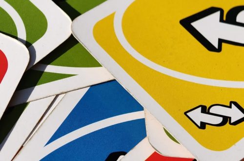 Carte di gioco UNO colorate e disposte casualmente.