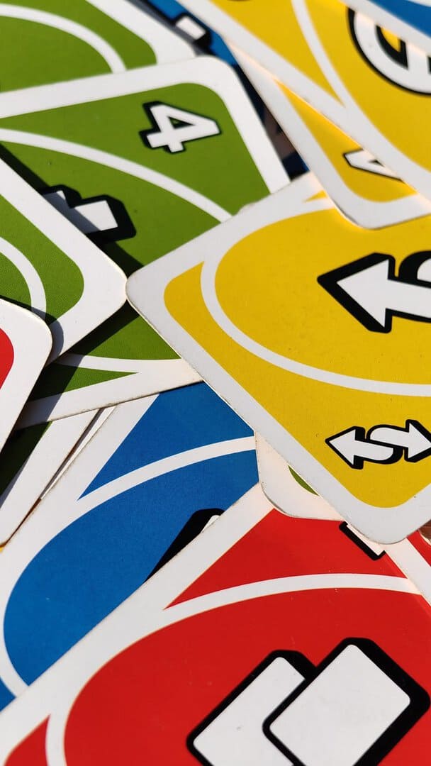 Carte di gioco UNO colorate e disposte casualmente.