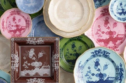 Piatti di ceramica italiana in vari colori e stili tradizionali.