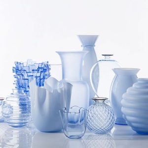 Vasi di design in ceramica bianca e trasparente con forme moderne.